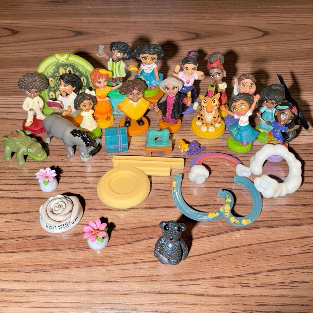 Disney Encanto Madrigal Family Advent Mini Figures & Accessories  A54